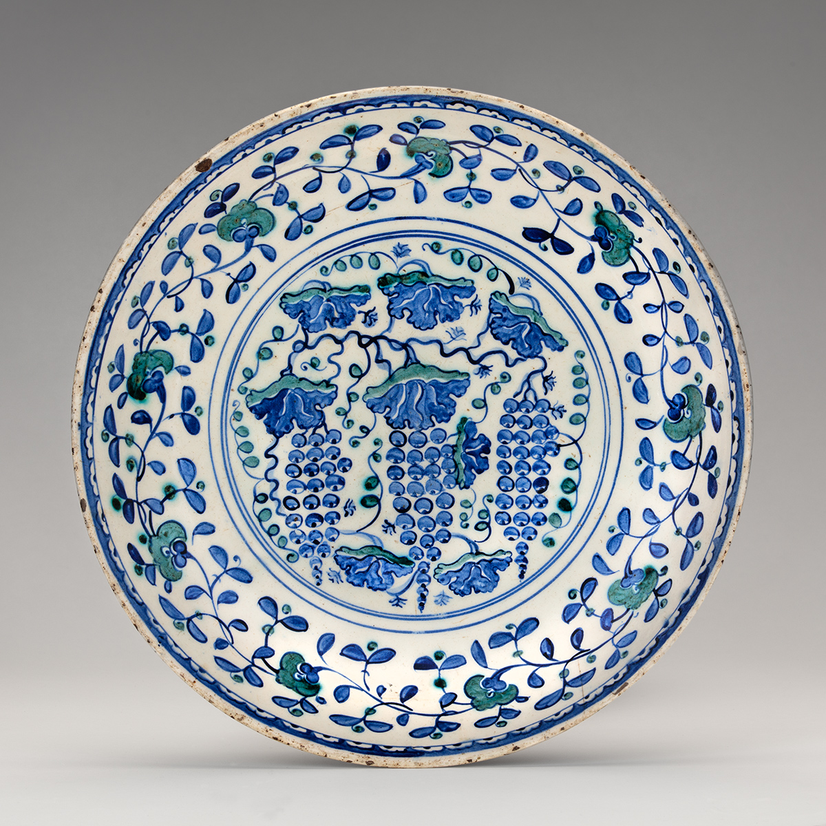 Large ‘Rimless’ Grapevine Iznik Dish